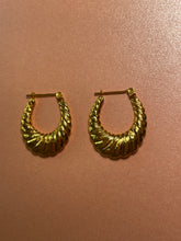 Load image into Gallery viewer, Textured Shrimp Hoops