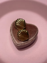 Load image into Gallery viewer, Jumbo Sea Shell Studs
