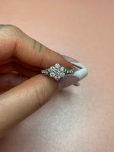 Load image into Gallery viewer, Diamond Flower Ring
