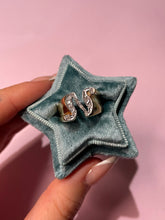 Load image into Gallery viewer, Chunky Vintage Diamond N Ring
