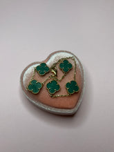 Load image into Gallery viewer, Malachite 5 Flower Motif Bracelet
