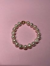 Load image into Gallery viewer, Chunky FW Pearl Bracelet
