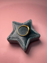 Load image into Gallery viewer, Oval Signet Ring
