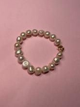 Load image into Gallery viewer, Chunky FW Pearl Bracelet
