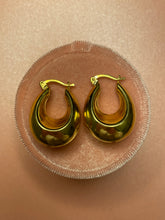 Load image into Gallery viewer, Graduated Chunky Hoops
