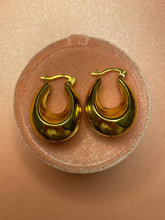 Load image into Gallery viewer, Graduated Chunky Hoops
