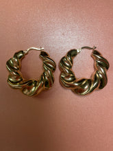 Load image into Gallery viewer, Chunky Graduated Twist Hoops
