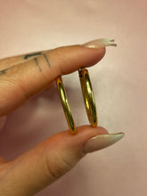 Load image into Gallery viewer, 18K 2.5mm Tube Hoops
