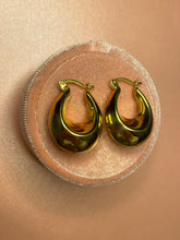 Load image into Gallery viewer, Graduated Chunky Hoops
