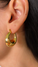 Load image into Gallery viewer, Graduated Chunky Hoops
