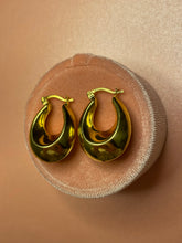 Load image into Gallery viewer, Graduated Chunky Hoops
